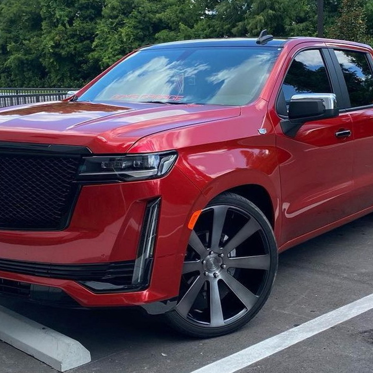 Ол есегіне ойыншықты тығып алды.