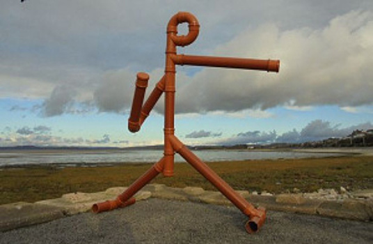 Первую в мире скульптуру Фьюри сделали из водосточных труб — фото