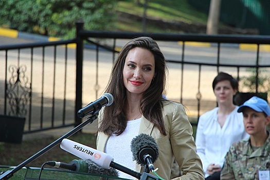 Анджелина Джоли отправилась в Кению! И снова с детьми!