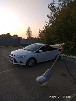 На машину ярославского бизнесмена в Костроме упал фонарный столб