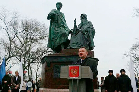 Памятник единства и неделимости Крыма и РФ открыли в Керчи
