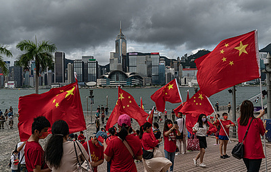 Полицейского — к власти. Как Гонконг отметил 25-ю годовщину перехода под юрисдикцию КНР