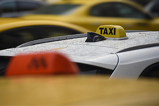 Таксист выбросил москвичку из машины и избил ее