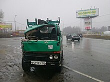 Грузовик перевернулся после столкновения с рейсовым автобусом под Новосибирском