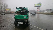 Грузовик перевернулся после столкновения с рейсовым автобусом под Новосибирском
