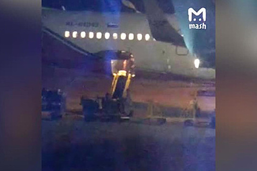 Швыряющего багаж пассажиров в аэропорту Сочи грузчика сняли на видео