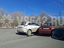 Автомобили столкнулись у трамвайных путей в Кемерове
