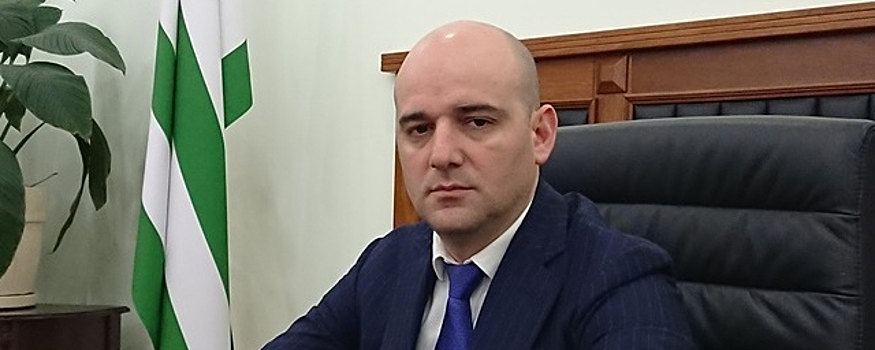 Главу МВД Абхазии Дбара отстранили от работы на время расследования инцидента со стрельбой и дракой