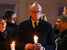 "Проваливай". Мерца освистали на церемонии памяти жертв атаки на рынке