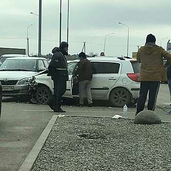 В Краснодаре в ДТП на парковке торгового центра пострадала молодая женщина и ее сын