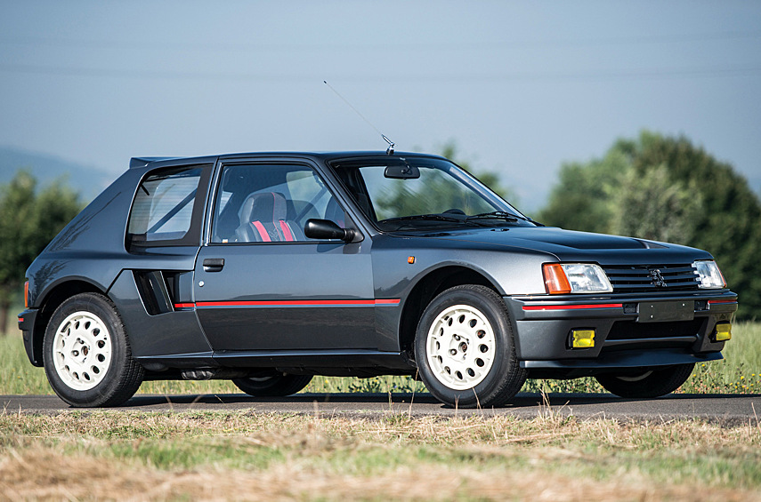 А это совсем другой «джи-ти-ай». Для раллийной группы Б был подготовлен чудовищный среднемоторный прототип Peugeot 205 T16 с чертами серийной машины. Его успехи в гонках и харизма тоже сыграли на руку серийному хот-хэтчу и способствовали росту его популярности. На фото — омологационный дорожный «двести пятый».
