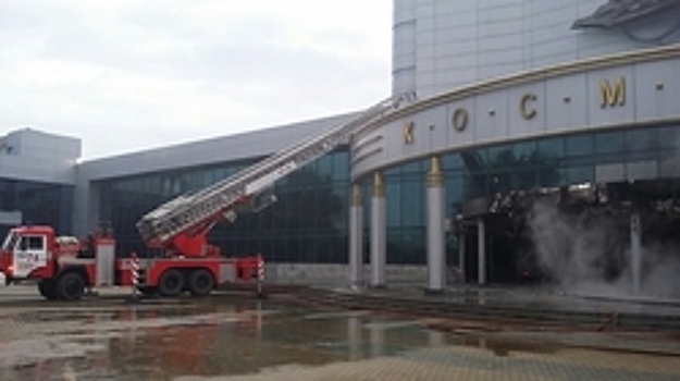 В Екатеринбурге набитый газовыми баллонами автомобиль протаранил кинотеатр