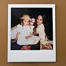 Анджелина Джоли поделилась редкой фотографией с покойной матерью и посвятила ей трогательный пост