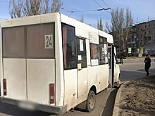 Подросток выпал из движущегося автобуса