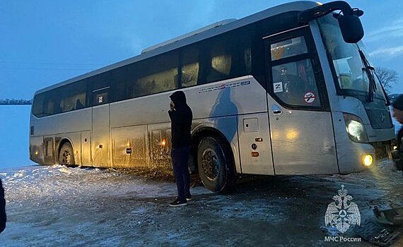 В Буинском районе Татарстана автобус с детской хоккейной командой застрял в снегу