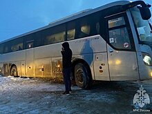 В Буинском районе Татарстана автобус с детской хоккейной командой застрял в снегу