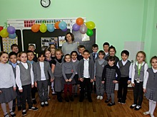 Ученики школы № 17 поздравили с юбилеем любимого преподавателя