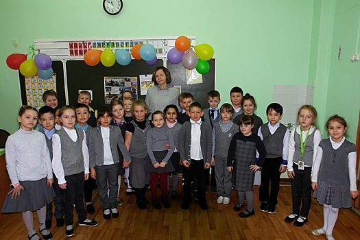Ученики школы № 17 поздравили с юбилеем любимого преподавателя