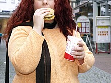 Перестаравшаяся с пластикой мать обозвала Королеву толстой