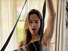 Модель Алессандра Амбросио снялась в мини-платье с голой спиной