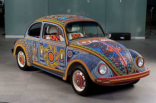  		 			Художники украсили кузов VW Beetle «Vochol» 2 млн бусинками 		 	