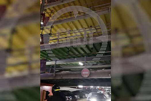 В Москве мужчина вылетел с четвертого этажа паркинга, протаранив шлагбаум