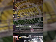 В Москве мужчина вылетел с четвертого этажа паркинга, протаранив шлагбаум