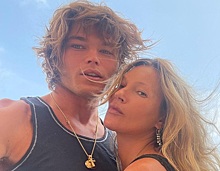 47-летняя Кейт Мосс веселится на пляже с 24-летним манекенщиком. Но он помолвлен