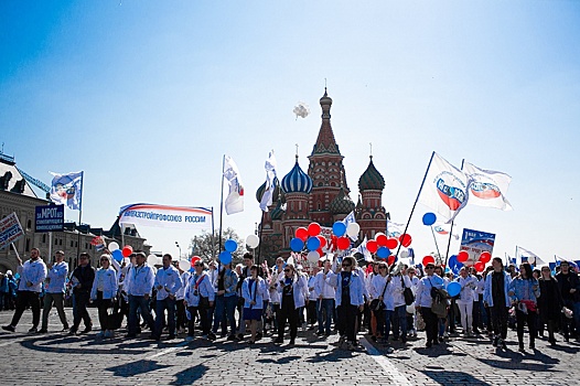 Губкинский Университет принял участие в традиционном первомайском шествии профсоюзов на Красной площади