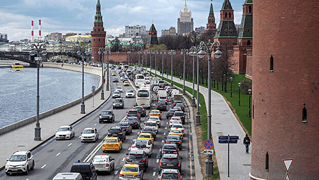 Московским водителям посоветовали быть осторожнее и пить больше воды