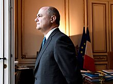 Глава МВД Франции подал в отставку из-за скандала с дочерьми