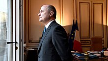 Глава МВД Франции подал в отставку из-за скандала с дочерьми