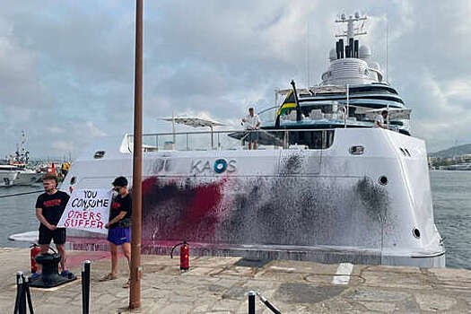 Экоактивисты облили краской яхту наследницы Walmart Нэнси Уолтон Лори