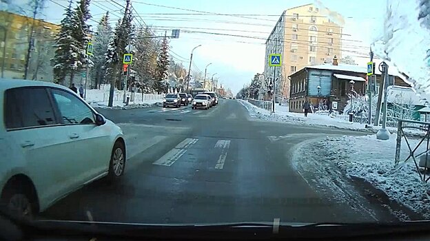 Спешивший водитель Volkswagen выехал на встречку на Куйбышева