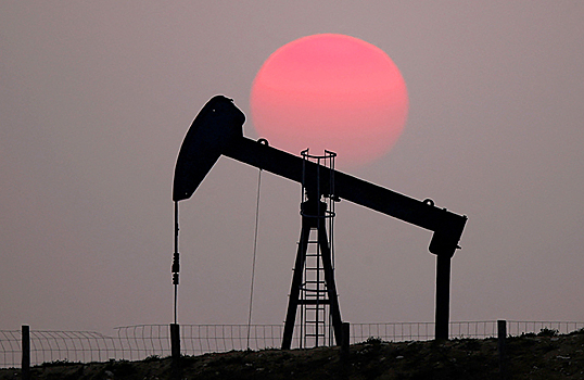 США призвали мировых трейдеров торговать нефтью из России, но в пределах потолка цен