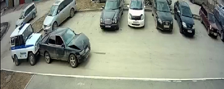 Пытаясь скрыться от полицейских, новосибирец протаранил служебное авто