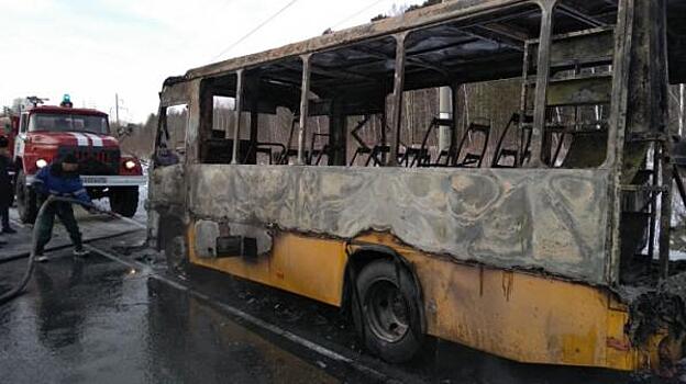 В Тюменской области загорелся школьный автобус