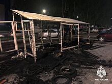 В Екатеринбурге за сутки сгорели два частных дома, теплица, баня и гараж