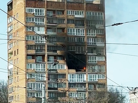 15 жильцов эвакуировали из-за горящего балкона дома в центре Нижнего Новгорода