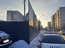 В Екатеринбурге автоинспекторы обнаружили опасный забор