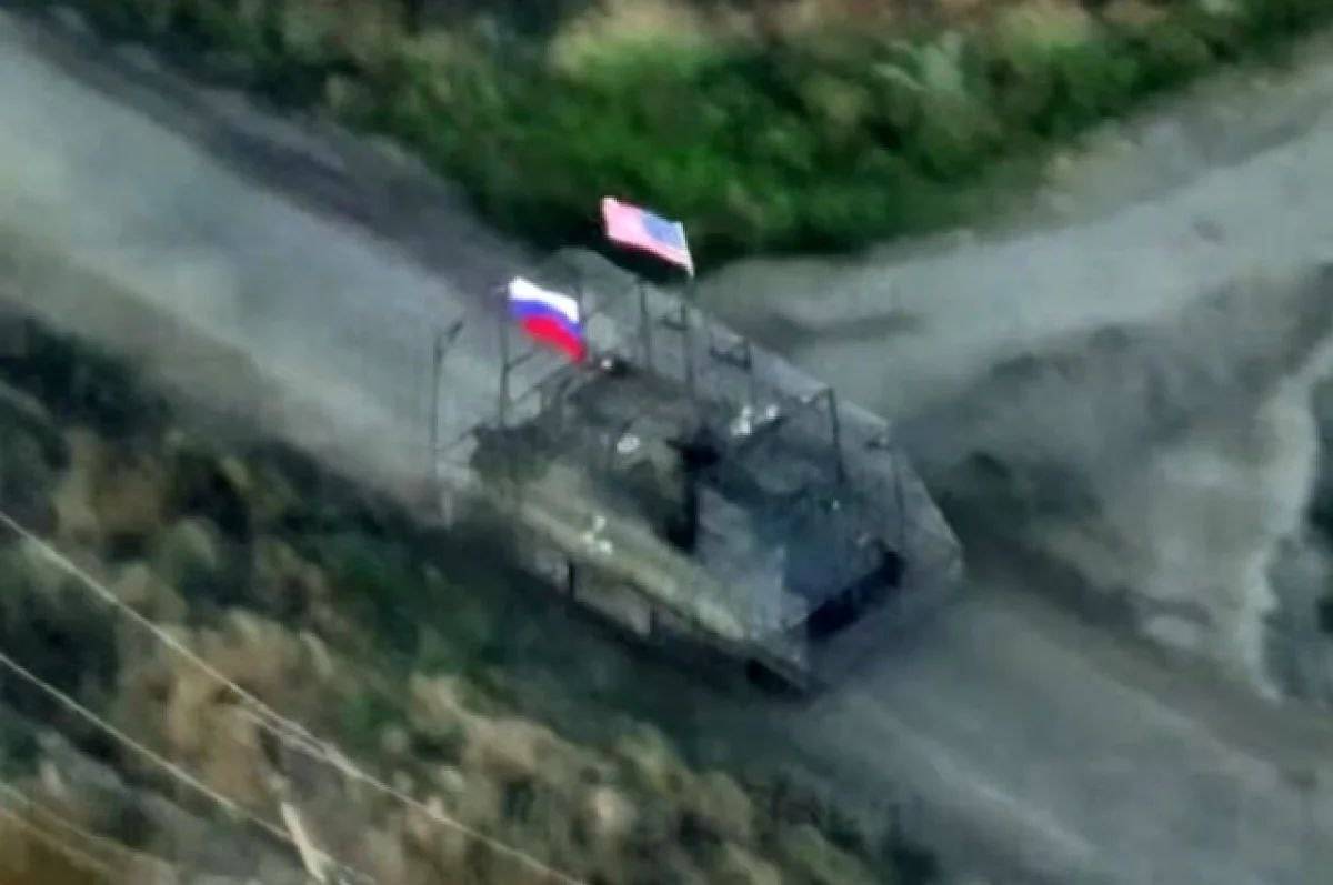 Появились подробности о замеченном в зоне СВО БТР с флагами России и США