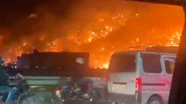 В Индии горит свалка высотой с 17-этажный дом