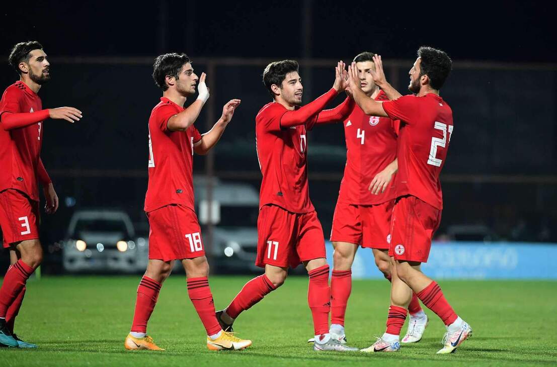 Чакветадзе футболист гамбург. Торнике окриашвили футболист. Сборная грузии по футболу. Сборная грузии состав. Кинкладзе сборная грузии.