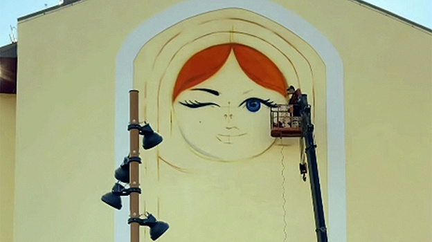 В Новом Уренгое начали рисовать новый мурал в виде матрешки