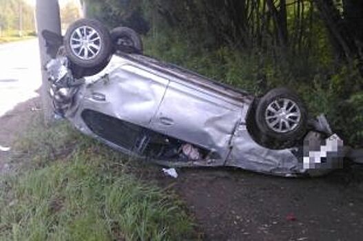 В центре Березников автомобиль в результате ДТП опрокинулся на газон