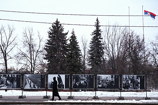 У посольства ФРГ в Москве открылась фотовыставка "Чтобы помнили..."