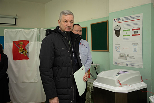 Председатель ЗС Вологодской области Андрей Луценко проголосовал на выборах президента в Череповце