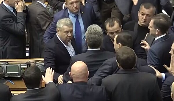 "Заломали Березу": украинские депутаты устроили мордобой
