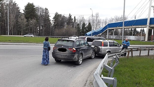 Девушка за рулём BMW не успела среагировать и попала в аварию