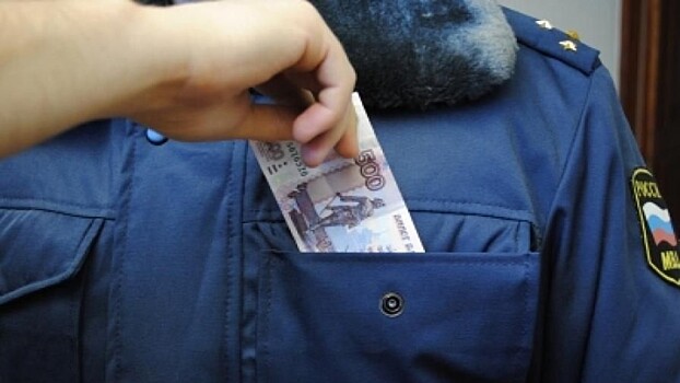 Тюменец передал полицейскому 500 рублей и попал под статью